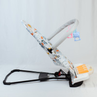 Детский шезлонг-качалка белый с игрушками